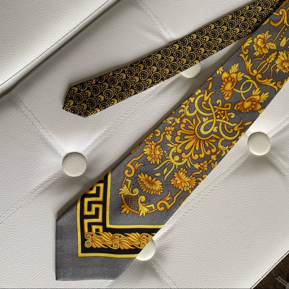 STUNNING classic vintage Versace tie